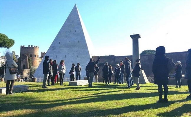 " La Piramide Cestia "