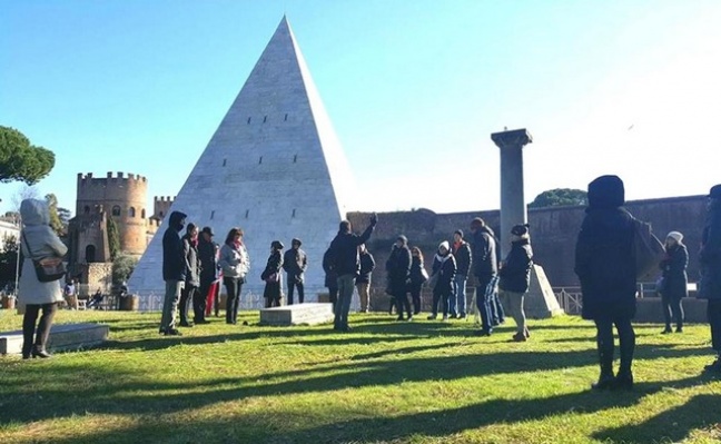 &quot; La Piramide Cestia &quot;