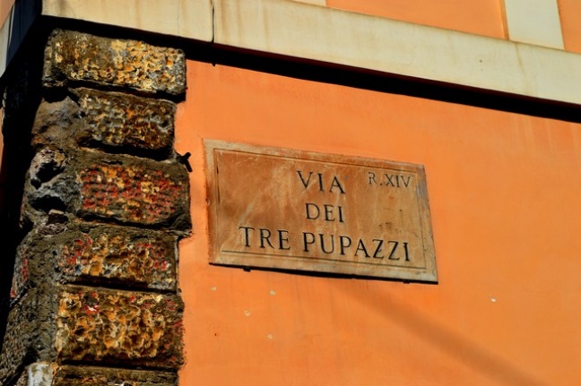 &quot; Via dei tre pupazzi &quot;