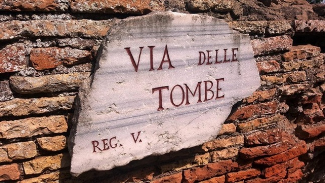 " Via delle tombe "